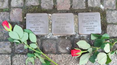 Stolpersteine vor der Sparkasse
