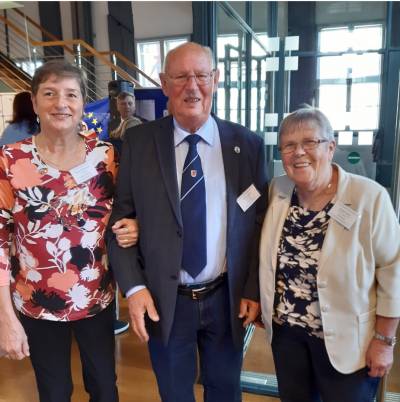 Der in Schlochau aufgewachsene Martin Jaster mit Ehefrau Margot (rechts) und Marion Kampmann. 