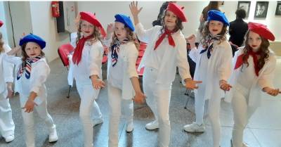 Chor in französischen Farben 