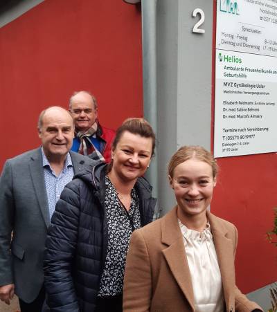 Vorn Michelle Kühn und Monika Stas (Helios), dahinter Torsten Bauer und Friedrich Hilke (CDU Uslar)