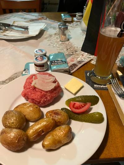 Tradition Peker: gebackene Kartoffeln mit Mett, Zwiebeln und saurer Gurke