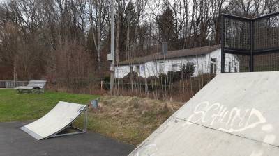 Der Skaterplatz, im Hintergrund der zum Verkauf stehende Königsreichsaal.