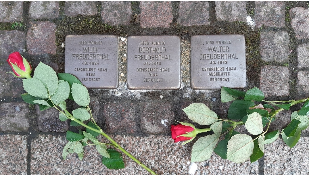 Stolpersteine vor der Sparkasse