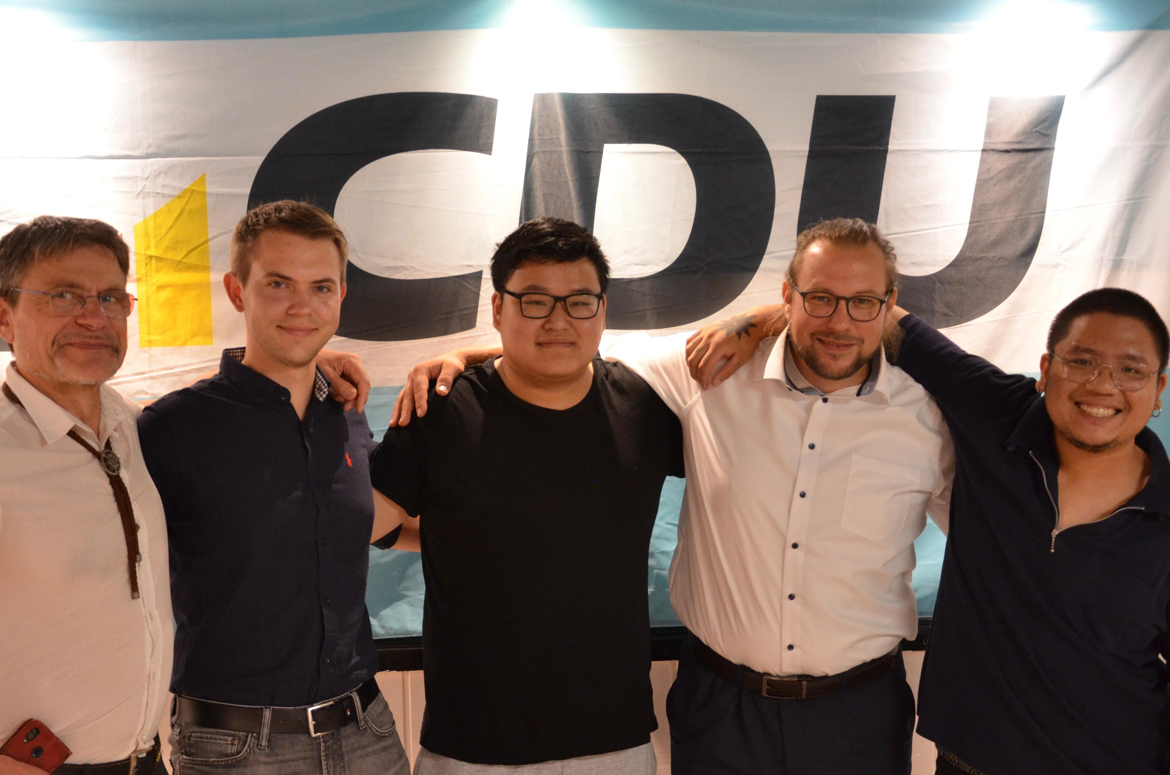 Begr��ung neuer Mitglieder, von links: Vorsitzender Stephan Kaiser mit Moritz Unger, Ao Sheng Ji, Benjamin Olschewski und Khai Hoan Nguyen. 