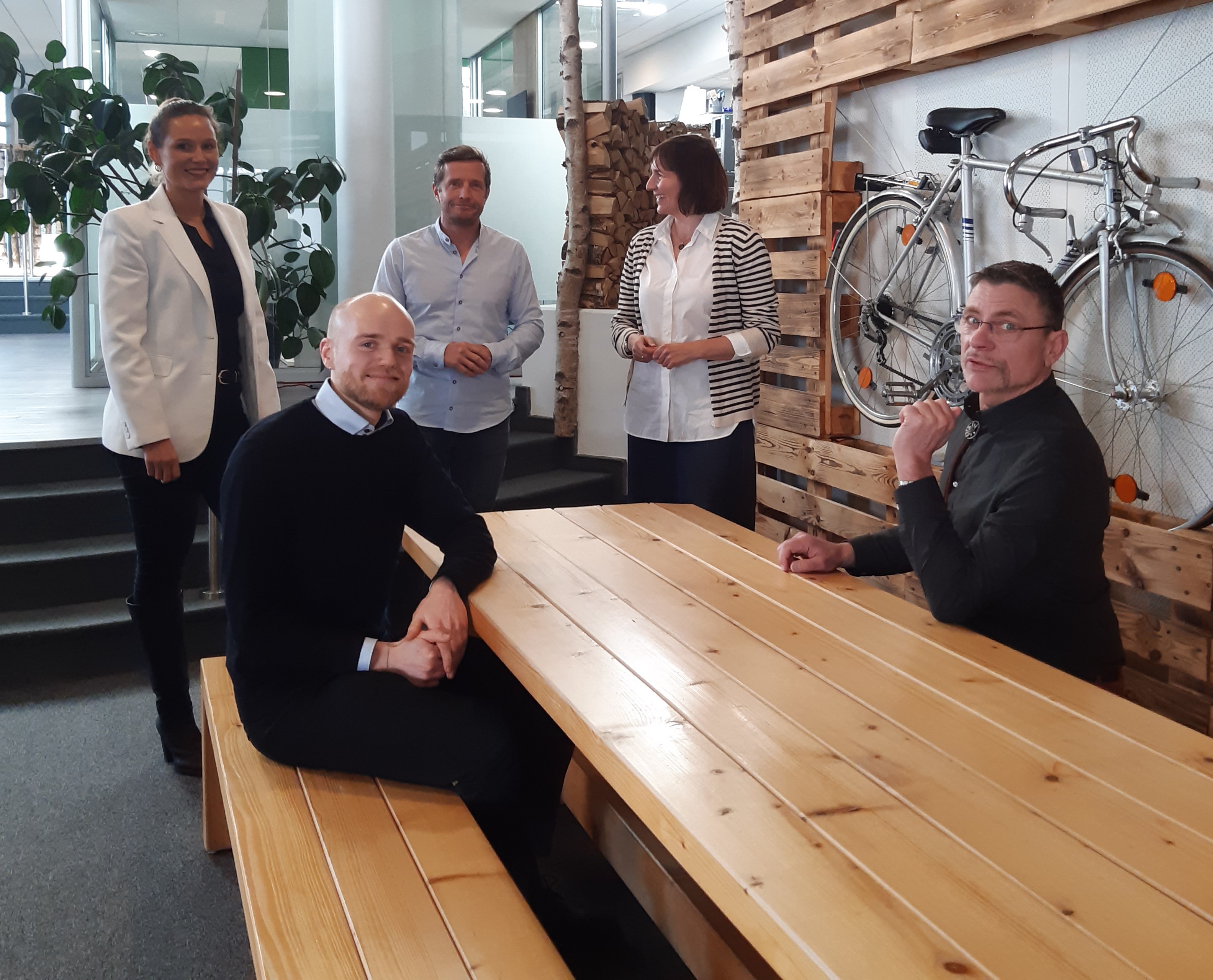 Besuch bei Bikeleasing-Service mit Bastian Krause und Mareike Lotte Wulf (Mitte). Links Head of Communications Linda Volkmann und Public Affairs Manager Lukas Kolloge, rechts Stephan Kaiser (Copyright CDU; Foto: Erik Brandt)